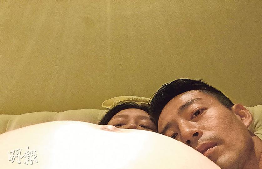 大S被巨肚遮着半邊臉跟老公汪小菲合照,網民說大S似雙胞胎。(微博圖片)超聲波照片中,隱約看到B仔的輪廓。(微博圖片) 大S被巨肚遮着半邊臉跟老公汪小菲合照,網民說大S似雙胞胎。(微博圖片)超聲波照片中,隱約看到B仔的輪廓。(微博圖片)