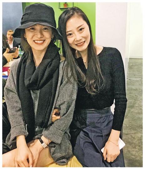 宋慧喬前日來港欣賞藝術展,與內地藝術家劉玉清於場內合照,據報喬妹昨日已離香港。(微博圖片) 宋慧喬前日來港欣賞藝術展,與內地藝術家劉玉清於場內合照,據報喬妹昨日已離香港。(微博圖片)