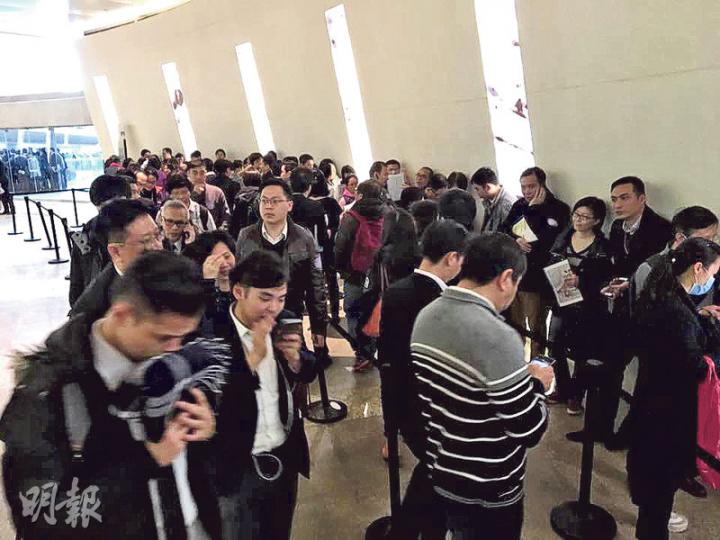 新地將軍澳海天晉昨首度開放示範單位,吸引不少買家到場睇樓;據悉項目昨首天收約300票,超額認購約1.4倍。(林尚民攝) 新地將軍澳海天晉昨首度開放示範單位,吸引不少買家到場睇樓;據悉項目昨首天收約300票,超額認購約1.4倍。(林尚民攝)