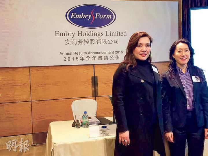 安莉芳行政總裁鄭碧浩(左)稱,為提升銷售網絡效益,今年將再關閉約200個銷售點。圖右為首席財務總監馮錦麗。(邱曉欣攝) 安莉芳行政總裁鄭碧浩(左)稱,為提升銷售網絡效益,今年將再關閉約200個銷售點。圖右為首席財務總監馮錦麗。(邱曉欣攝)