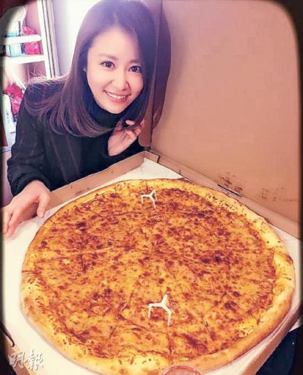 林心如與巨型薄餅合照,獲網民大讚笑容甜美,有如少女般。(微博圖片) 林心如與巨型薄餅合照,獲網民大讚笑容甜美,有如少女般。(微博圖片)