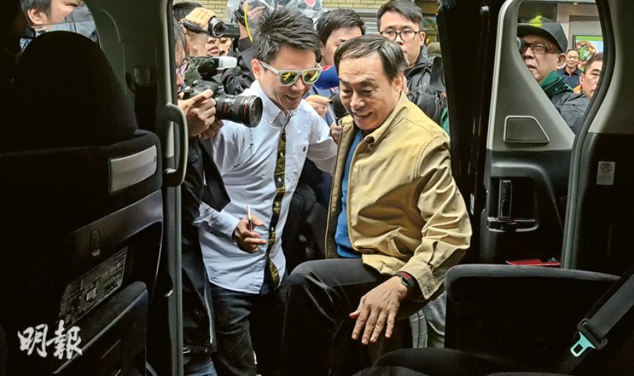 前日返回香港的銅鑼灣書店負責人李波(前右),昨晨離開北角住所,在一名「黑超男」(前左)陪同下登上一輛中港七人車,在返港不足24小時內,返回內地。(鍾林枝攝)銅鑼灣書店負責人李波(右)昨不斷重複表示,希望傳媒高抬貴手,給予他及其家人空間,希望可以「忘記過去,重新開步,開展我人生另外一頁」。其身旁的「黑超男」一直陪伴,全程面帶笑容。(鍾林枝攝) 前日返回香港的銅鑼灣書店負責人李波(前右),昨晨離開北角住所,在一名「黑超男」(前左)陪同下登上一輛中港七人車,在返港不足24小時內,返回內地。(鍾林枝攝)銅鑼灣書店負責人李波(右)昨不斷重複表示,希望傳媒高抬貴手,給予他及其家人空間,希望可以「忘記過去,重新開步,開展我人生另外一頁」。其身旁的「黑超男」一直陪伴,全程面帶笑容。(鍾林枝攝)