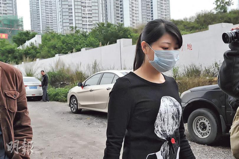 庭上檢察長指控被告猶敦魁為主犯、罪行嚴重時,在庭內旁聽的猶妻頓時哭成淚人。她步出法庭後戴上口罩,被多名記者追訪時只說「謝謝關心」。(葉真真攝)多名被告的親友昨日繼續到庭旁聽,眾人在被告被鎖上手銬押離時一擁而上鼓勵被告。圖為被告的代表律師與親友步出法庭。(葉真真攝) 庭上檢察長指控被告猶敦魁為主犯、罪行嚴重時,在庭內旁聽的猶妻頓時哭成淚人。她步出法庭後戴上口罩,被多名記者追訪時只說「謝謝關心」。(葉真真攝)多名被告的親友昨日繼續到庭旁聽,眾人在被告被鎖上手銬押離時一擁而上鼓勵被告。圖為被告的代表律師與親友步出法庭。(葉真真攝)