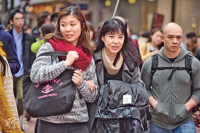 昨日寒冷天氣警告生效,天文台總部昨早7時許錄得最低11.6℃,成為38年來最凍的「耶穌受難節」。(鄧宗弘攝) 昨日寒冷天氣警告生效,天文台總部昨早7時許錄得最低11.6℃,成為38年來最凍的「耶穌受難節」。(鄧宗弘攝)