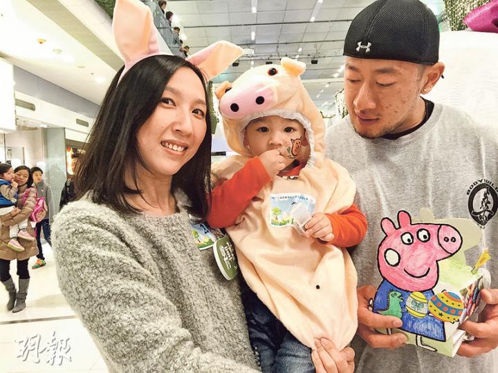 姚太(左一)早前拍片鼓勵1歲多兒子Ronnie(圖中)盡情哭喊,片段在網上引發網民熱烈討論。姚太表示,要先讓子女「喊完先」,再慢慢教導,而家長亦要先控制好自己情緒,右為其夫。(王丹麟攝) 姚太(左一)早前拍片鼓勵1歲多兒子Ronnie(圖中)盡情哭喊,片段在網上引發網民熱烈討論。姚太表示,要先讓子女「喊完先」,再慢慢教導,而家長亦要先控制好自己情緒,右為其夫。(王丹麟攝)