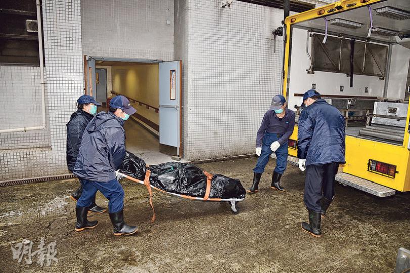 在桑拿浴室昏迷的中年胖漢送院死亡,遺體由仵工舁送殮房等候驗屍確定死因。(蔡方山攝) 在桑拿浴室昏迷的中年胖漢送院死亡,遺體由仵工舁送殮房等候驗屍確定死因。(蔡方山攝)