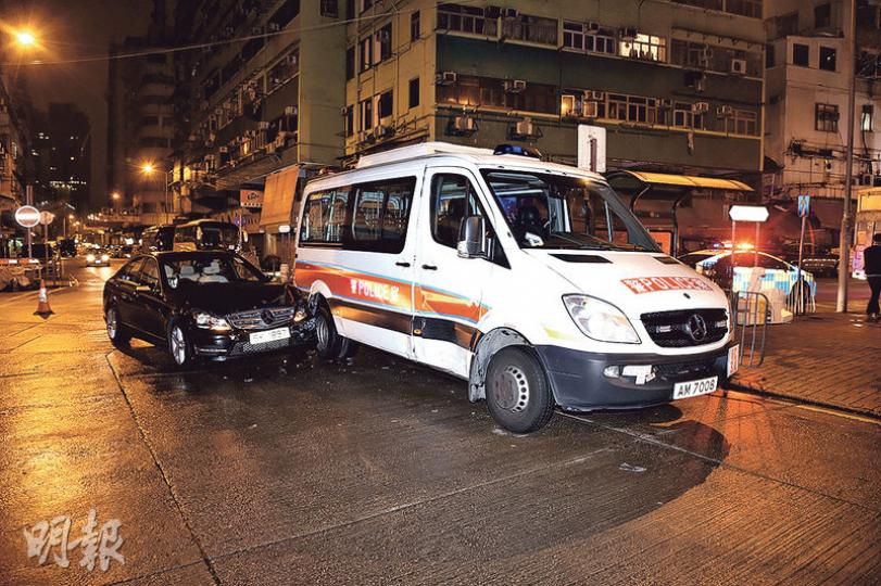 平治司機疑因看GPS分神,駛出大路時攔腰撞向警車,致兩名警員受輕傷。(蔡方山攝)平治駛至路口時,司機疑未有在雙白線前停車細看,直駛而出時撞向路過警車。(蔡方山攝) 平治司機疑因看GPS分神,駛出大路時攔腰撞向警車,致兩名警員受輕傷。(蔡方山攝)平治駛至路口時,司機疑未有在雙白線前停車細看,直駛而出時撞向路過警車。(蔡方山攝)