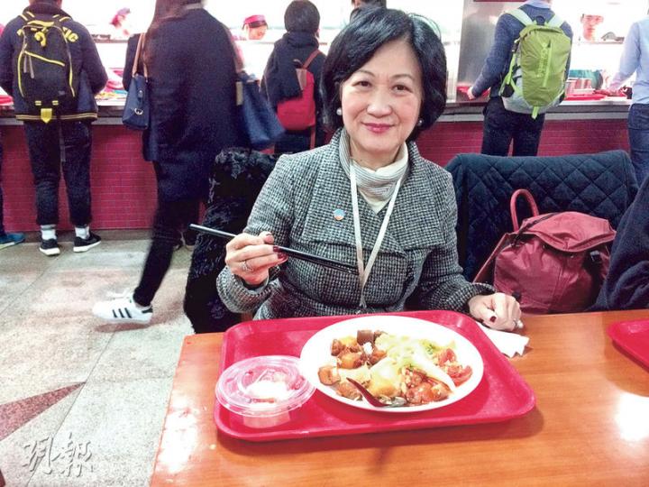 葉劉淑儀為海絲會搞嘅福建「一帶一路」交流團帶隊,仲無架子同香港大學生喺當地大學飯堂用餐,大讚好味過當年港大飯堂。(渠贇攝) 葉劉淑儀為海絲會搞嘅福建「一帶一路」交流團帶隊,仲無架子同香港大學生喺當地大學飯堂用餐,大讚好味過當年港大飯堂。(渠贇攝)