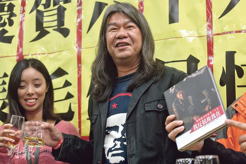 社民連梁國雄(左二)噚日見到成班黨友為佢搞神秘生日會都好興奮,仲拎咗幾支威士忌同大家分享,但就話自己無乜生日願望喇。(鄧宗弘攝)社民連成班黨友,籌備咗一本耗時超過一年、記錄長毛20年抗爭路嘅書《我反抗故我在》,呢本書5月正式出版,初步會發行1000本。(鄧宗弘攝) 社民連梁國雄(左二)噚日見到成班黨友為佢搞神秘生日會都好興奮,仲拎咗幾支威士忌同大家分享,但就話自己無乜生日願望喇。(鄧宗弘攝)社民連成班黨友,籌備咗一本耗時超過一年、記錄長毛20年抗爭路嘅書《我反抗故我在》,呢本書5月正式出版,初步會發行1000本。(鄧宗弘攝)