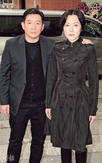 田蕊妮抵殯儀館時一臉哀傷,杜汶澤搭着老婆膊頭安慰。(攝影:鍾偉茵)田蕊妮母親韓美枝因癌病逝世,昨日以基督教儀式進行安息禮。(攝影:鍾偉茵)田蕊妮在靈堂內難忍喪母之痛,不停拭淚。(攝影:鍾偉茵)唐詩詠向田蕊妮送上慰問。(攝影:鍾偉茵) 田蕊妮抵殯儀館時一臉哀傷,杜汶澤搭着老婆膊頭安慰。(攝影:鍾偉茵)田蕊妮母親韓美枝因癌病逝世,昨日以基督教儀式進行安息禮。(攝影:鍾偉茵)田蕊妮在靈堂內難忍喪母之痛,不停拭淚。(攝影:鍾偉茵)唐詩詠向田蕊妮送上慰問。(攝影:鍾偉茵)