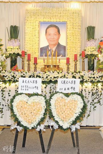 馮克安早前病逝,終年67歲,昨日設靈,其遺照下擺放了由子女、女婿和外孫獻上的心形花牌。(攝影:孫華中)馮寶寶跟馮克安的子女、女婿及外孫坐在靈堂內,馮寶寶自小與七哥馮克安感情深厚,對方逝世,令她十分傷心。(攝影:孫華中)馮素波直言拍戲多年,好多兄弟畀面,都是因為弟弟馮克安工作關係令她受惠。(攝影:孫華中)馮克安紀念特刊的封面選用他穿禮服敬酒的照片,題上「生命豁出去 留下了驚人快事」。(攝影:孫華中)李修賢(攝影:孫華中)狄龍(攝影:孫華中)曾志偉(攝影:孫華中)錢嘉樂(攝影:孫華中)林國斌(攝影: 馮克安早前病逝,終年67歲,昨日設靈,其遺照下擺放了由子女、女婿和外孫獻上的心形花牌。(攝影:孫華中)馮寶寶跟馮克安的子女、女婿及外孫坐在靈堂內,馮寶寶自小與七哥馮克安感情深厚,對方逝世,令她十分傷心。(攝影:孫華中)馮素波直言拍戲多年,好多兄弟畀面,都是因為弟弟馮克安工作關係令她受惠。(攝影:孫華中)馮克安紀念特刊的封面選用他穿禮服敬酒的照片,題上「生命豁出去 留下了驚人快事」。(攝影:孫華中)李修賢(攝影:孫華中)狄龍(攝影:孫華中)曾志偉(攝影:孫華中)錢嘉樂(攝影:孫華中)林國斌(攝影: