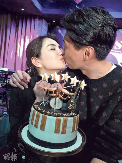 Ella與老公做接吻魚。(微博圖片)Ella叫齊好友賀老公40歲生日。(微博圖片) Ella與老公做接吻魚。(微博圖片)Ella叫齊好友賀老公40歲生日。(微博圖片)