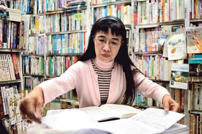 森記圖書老闆陳琁在內地出生和接受教育,本以為抗戰全是中共的功勞,來港始知「抗戰主要是國民黨打的」。她質疑中和出版社有意挑選1955年版,無視何應欽80年代修訂,是想矮化國民黨在八年抗戰的功勞。(鄧宗弘攝) 森記圖書老闆陳琁在內地出生和接受教育,本以為抗戰全是中共的功勞,來港始知「抗戰主要是國民黨打的」。她質疑中和出版社有意挑選1955年版,無視何應欽80年代修訂,是想矮化國民黨在八年抗戰的功勞。(鄧宗弘攝)