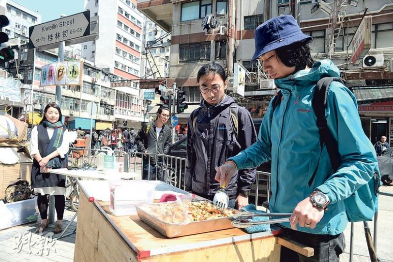 劉小麗(左)昨聯同不同團體在深水埗桂林街舉辦「桂林日市」,現場約有6檔熟食及10檔乾貨,她說,昨日以自由定價方式分享美食、物品,只派發預先製作的熟食,非開爐加熱食物,認為沒有觸犯法例。(鍾林枝攝)有團體昨午在深水埗桂林街舉辦「桂林日市」,警方派人在對面馬路一大廈天台監視及拍攝墟市情况。(鍾林枝攝)學聯前秘書長周永康(左)及前副秘書長岑敖暉(右)昨日參加墟市,周製作麥皮炸雞翼、岑製作麥芽糖夾餅和羅漢果茶,市民反應熱烈,有人大讚羅漢果茶真材實料。(鍾林枝攝) 劉小麗(左)昨聯同不同團體在深水埗桂林街舉辦「桂林日市」,現場約有6檔熟食及10檔乾貨,她說,昨日以自由定價方式分享美食、物品,只派發預先製作的熟食,非開爐加熱食物,認為沒有觸犯法例。(鍾林枝攝)有團體昨午在深水埗桂林街舉辦「桂林日市」,警方派人在對面馬路一大廈天台監視及拍攝墟市情况。(鍾林枝攝)學聯前秘書長周永康(左)及前副秘書長岑敖暉(右)昨日參加墟市,周製作麥皮炸雞翼、岑製作麥芽糖夾餅和羅漢果茶,市民反應熱烈,有人大讚羅漢果茶真材實料。(鍾林枝攝)
