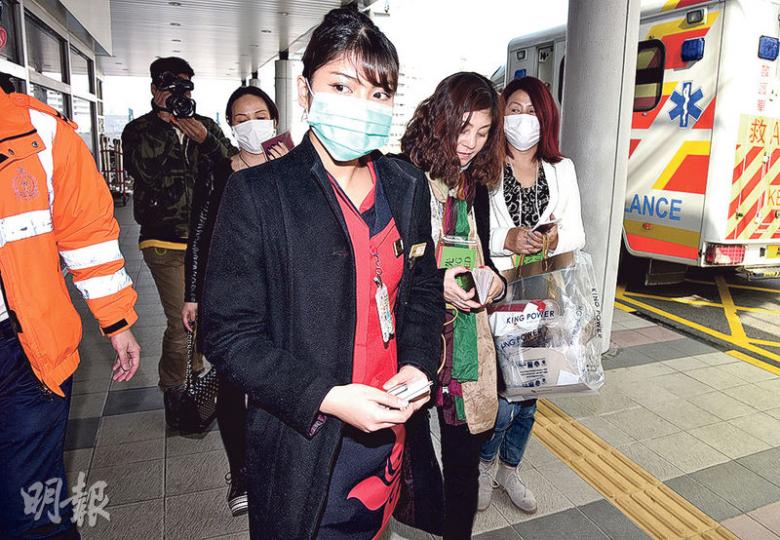 香港航空一趟昨由泰國曼谷來港航班上,13名旅客疑食物中毒不適,由航空公司職員陪同送院治理,幸無大礙。(蔡方山攝) 香港航空一趟昨由泰國曼谷來港航班上,13名旅客疑食物中毒不適,由航空公司職員陪同送院治理,幸無大礙。(蔡方山攝)