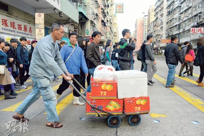 明哥(推車者)與其義工團隊「北河同行」昨帶領超過50名義工到深水埗一天橋底派飯,明哥準備了350個飯盒、生果、飲品及糖果派予露宿者和長者。明哥位於大南街的副店雖然於本月底結業,但派飯活動仍會繼續。(鍾林枝攝) 明哥(推車者)與其義工團隊「北河同行」昨帶領超過50名義工到深水埗一天橋底派飯,明哥準備了350個飯盒、生果、飲品及糖果派予露宿者和長者。明哥位於大南街的副店雖然於本月底結業,但派飯活動仍會繼續。(鍾林枝攝)