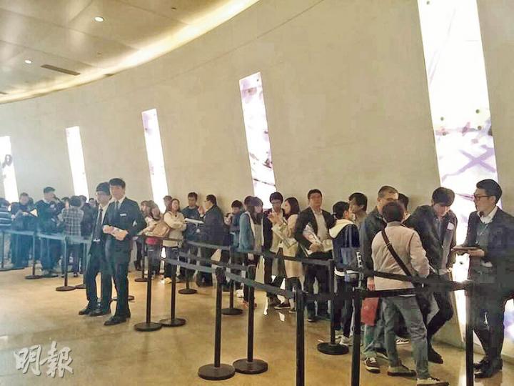 復活節假期新盤參觀情况不俗,其中新地將軍澳海天晉開放示範單位3天共錄逾萬人參觀。(劉詠怡攝) 復活節假期新盤參觀情况不俗,其中新地將軍澳海天晉開放示範單位3天共錄逾萬人參觀。(劉詠怡攝)