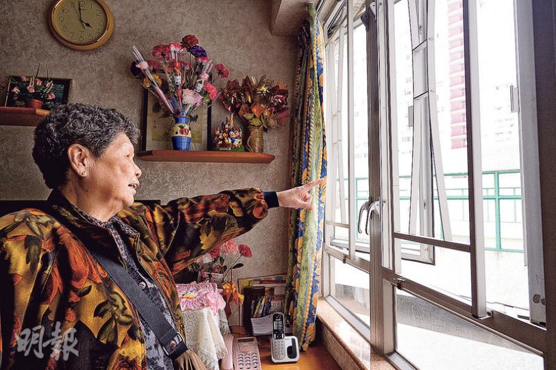 黃大仙宏景花園是首批要強制驗窗的屋苑,住戶劉婆婆憶述,承辦商於2012年底到她家中驗窗後,指需更換全屋10多隻窗戶的窗鉸及膠邊,索價1.6萬元,後來發現承辦商驗窗時原來未取得牌照,其後取得牌照後才為住戶簽署驗窗證明書,她批評政府推行計劃倉卒。(馮凱鍵攝) 黃大仙宏景花園是首批要強制驗窗的屋苑,住戶劉婆婆憶述,承辦商於2012年底到她家中驗窗後,指需更換全屋10多隻窗戶的窗鉸及膠邊,索價1.6萬元,後來發現承辦商驗窗時原來未取得牌照,其後取得牌照後才為住戶簽署驗窗證明書,她批評政府推行計劃倉卒。(馮凱鍵攝)