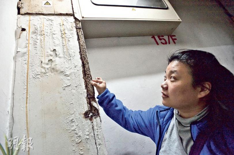 北角耀明大廈業主李太指大維修工程項目細節不明,並指大廈樓齡大,後樓梯的鋼筋外露也需要維修。(鄧宗弘攝)耀明大廈大維修工程展開後,一眾小業主成立關注小組,指曾3次得到超過5%業主聯署要求就工程召開業主大會,惟法團未有如期安排會議。(鄧宗弘攝)北角耀明大廈的大維修工程表決被指「被篩選」,在多間入標承建商中,業主在選票上只能「二揀一」。業主要求重新就大維修舉行簡介會及安排重選。(鄧宗弘攝) 北角耀明大廈業主李太指大維修工程項目細節不明,並指大廈樓齡大,後樓梯的鋼筋外露也需要維修。(鄧宗弘攝)耀明大廈大維修工程展開後,一眾小業主成立關注小組,指曾3次得到超過5%業主聯署要求就工程召開業主大會,惟法團未有如期安排會議。(鄧宗弘攝)北角耀明大廈的大維修工程表決被指「被篩選」,在多間入標承建商中,業主在選票上只能「二揀一」。業主要求重新就大維修舉行簡介會及安排重選。(鄧宗弘攝)
