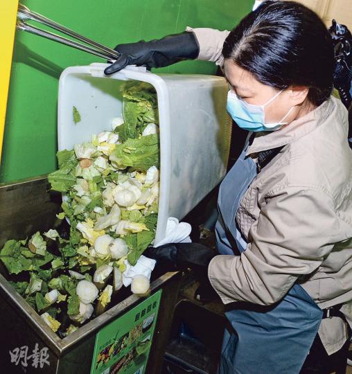 奧海城二期有四成餐飲商戶參加廚餘回收計劃,管理公司每天會到餐飲商戶回收廚餘兩次,其廚餘機每日約可處理500公斤廚餘。(劉焌陶攝)恒毅環衛服務有限公司助理總經理梁志文(圖)表示,商場現設置一部500公斤廚餘機供商戶免費使用,廚餘在機內發酵6個月後變成肥料。(劉焌陶攝) 奧海城二期有四成餐飲商戶參加廚餘回收計劃,管理公司每天會到餐飲商戶回收廚餘兩次,其廚餘機每日約可處理500公斤廚餘。(劉焌陶攝)恒毅環衛服務有限公司助理總經理梁志文(圖)表示,商場現設置一部500公斤廚餘機供商戶免費使用,廚餘在機內發酵6個月後變成肥料。(劉焌陶攝)