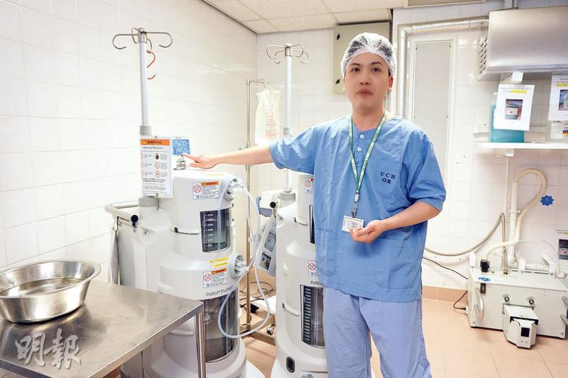 聯合醫院手術室資深護師梁德輝(圖)說,最新引入的手術室污水處理系統,屏幕會顯示污水容量,污水瓶的容量更是舊系統的5倍。(楊羨庭攝) 聯合醫院手術室資深護師梁德輝(圖)說,最新引入的手術室污水處理系統,屏幕會顯示污水容量,污水瓶的容量更是舊系統的5倍。(楊羨庭攝)