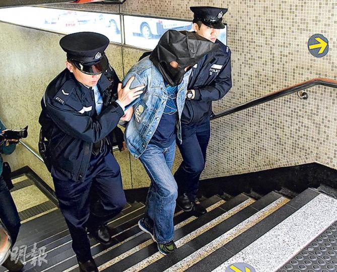 內地文雀在港鐵車廂內企圖盜取同胞銀包,失手當場被捕,由警員帶走。(林智傑攝) 內地文雀在港鐵車廂內企圖盜取同胞銀包,失手當場被捕,由警員帶走。(林智傑攝)