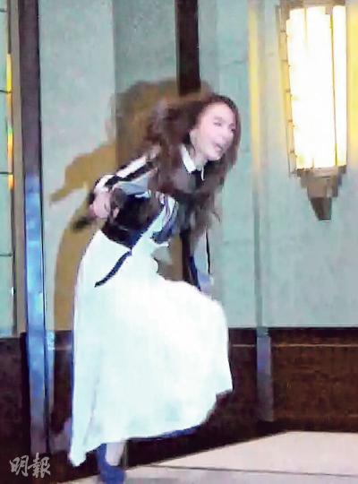 Hebe上台時長裙被高跟鞋勾着,幾乎失去重心。(攝影﹕梁迺楠)Hebe以單腳平衡站穩不致絆倒,有驚無險。(攝影﹕梁迺楠)Hebe的裙腳被勾爛了。(攝影﹕梁迺楠) Hebe上台時長裙被高跟鞋勾着,幾乎失去重心。(攝影﹕梁迺楠)Hebe以單腳平衡站穩不致絆倒,有驚無險。(攝影﹕梁迺楠)Hebe的裙腳被勾爛了。(攝影﹕梁迺楠)