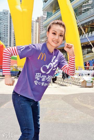容祖兒左腳韌帶受傷未痊癒,昨日以單腳跳支持慈善活動。(攝影鎅O者﹕梁榮達) 容祖兒左腳韌帶受傷未痊癒,昨日以單腳跳支持慈善活動。(攝影鎅O者﹕梁榮達)