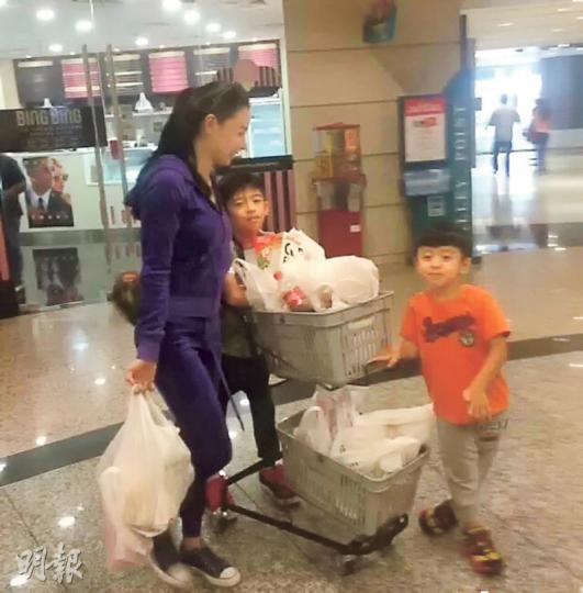 張栢芝趁兩子放復活節假,就帶他們去泰國旅行。(微博圖片)8歲的Lucas懂得照顧弟弟,推住坐在BB車的弟弟Quintus。(微博圖片) 張栢芝趁兩子放復活節假,就帶他們去泰國旅行。(微博圖片)8歲的Lucas懂得照顧弟弟,推住坐在BB車的弟弟Quintus。(微博圖片)