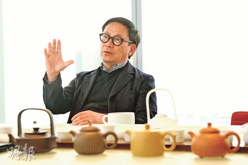梁志天表示,面對樓市轉勢需要分散風險,透過為富豪居所提供室內設計服務,有助減低樓市下滑的影響。(林俊源攝) 梁志天表示,面對樓市轉勢需要分散風險,透過為富豪居所提供室內設計服務,有助減低樓市下滑的影響。(林俊源攝)