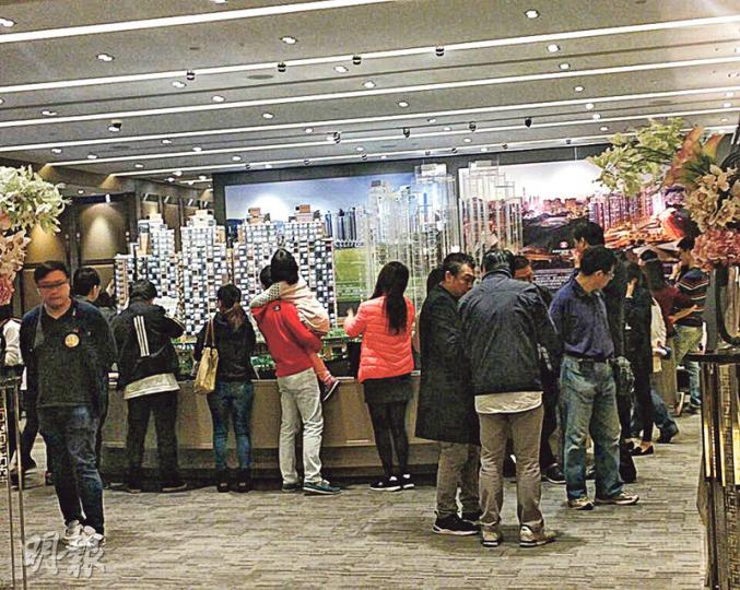 復活節4天長假,一手共沽約164伙,其中何文田天鑄2期主導大市,發展商更於長假內兩度加推,並安排其中43伙於本周五推售;圖為天鑄2期售樓處現場。(劉詠怡攝) 復活節4天長假,一手共沽約164伙,其中何文田天鑄2期主導大市,發展商更於長假內兩度加推,並安排其中43伙於本周五推售;圖為天鑄2期售樓處現場。(劉詠怡攝)