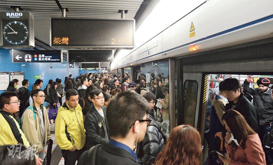 平日早上8時許繁忙時間,即使目前港鐵已安排約每兩分鐘一班車,港鐵金鐘月台仍迫滿人(圖),泰雷茲(香港)有限公司行政總裁張年生指港鐵營運上有需要提升信號系統,加密班次。港鐵曾表示完成信號系統「升級」後,載客量可增一成。(黃志東攝)信號系統供應商泰雷茲即場示範其提供的港鐵最新款車票售賣機,當中的地圖率先顯示,將於今年底通車的南港島線東段(圖)以草綠色為走線顏色,包括海洋公園、黃竹坑、利東及海怡半島4個站。(岑詠欣攝)泰雷茲(香港)有限公司行政總裁張年生說,正為港鐵7條鐵路線的信號系統提升工程,並展示 平日早上8時許繁忙時間,即使目前港鐵已安排約每兩分鐘一班車,港鐵金鐘月台仍迫滿人(圖),泰雷茲(香港)有限公司行政總裁張年生指港鐵營運上有需要提升信號系統,加密班次。港鐵曾表示完成信號系統「升級」後,載客量可增一成。(黃志東攝)信號系統供應商泰雷茲即場示範其提供的港鐵最新款車票售賣機,當中的地圖率先顯示,將於今年底通車的南港島線東段(圖)以草綠色為走線顏色,包括海洋公園、黃竹坑、利東及海怡半島4個站。(岑詠欣攝)泰雷茲(香港)有限公司行政總裁張年生說,正為港鐵7條鐵路線的信號系統提升工程,並展示