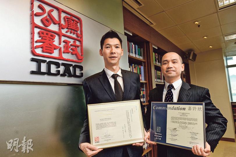 近年廉署調查案件常要跨組合作,其中法證會計組更常參與調查,總調查主任張建寧(左)調查上市公司林木種植項目貪污案時,亦得該組協助。法證會計師張建強(右)在該案當專家證人,二人去年底分別獲頒廉政專員嘉許狀及執行處處長嘉許狀。(黃志東攝) 近年廉署調查案件常要跨組合作,其中法證會計組更常參與調查,總調查主任張建寧(左)調查上市公司林木種植項目貪污案時,亦得該組協助。法證會計師張建強(右)在該案當專家證人,二人去年底分別獲頒廉政專員嘉許狀及執行處處長嘉許狀。(黃志東攝)