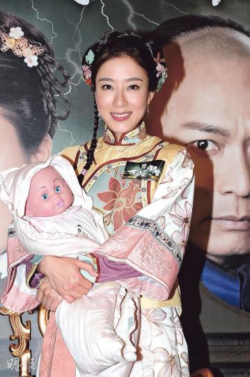 楊怡獲羅蘭姐贈送嬰兒公仔，祝福連生貴子。（攝影：鍾偉茵）敖嘉年（左起）、羅蘭、朱晨麗及李綺雯為新劇宣傳造勢。（攝影：鍾偉茵）楊怡結婚展開人生新一頁，粉絲向偶像送上祝福。（攝影：鍾偉茵）郭晉安（左）指楊怡（右）將「幸福」兩字全寫在面上。（攝影：鍾偉茵）