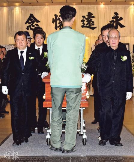 曾志偉、丁羽、王祖藍、張崇德等扶靈手將盧大偉的靈柩推出靈堂。（攝影：梁迺楠）盧太（中）悲痛不已，丁羽（左）在旁攙扶，王祖藍（右）亦一臉哀傷。（攝影：梁迺楠）