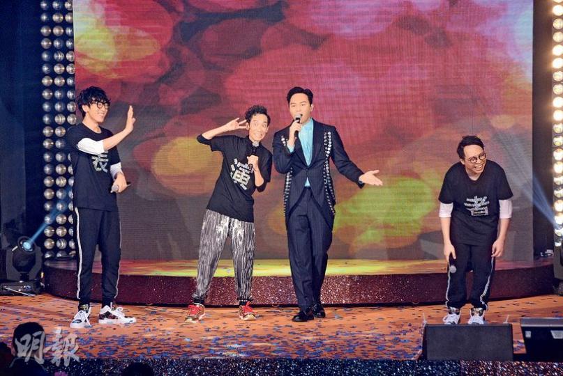 張智霖（右二）唱歌期間，張達明（左二）扮鬼扮馬，農夫則在旁哈哈大笑。（攝影鎅O者：梁榮達）張智霖落台跟觀眾握手，大受歡迎。（攝影鎅O者：梁榮達）陸永（左起）、張達明及C君一連兩日3場棟篤唱完美落幕。（攝影鎅O者：梁榮達）男神黃子華也來捧場。（攝影鎅O者：梁榮達）鄭嘉穎與女友陳凱琳拍拖睇騷甜蜜蜜。（攝影鎅O者：梁榮達）