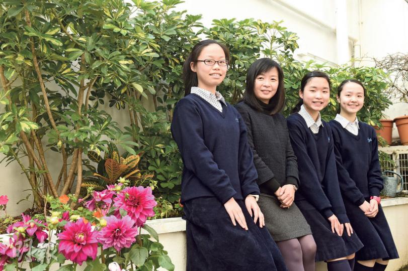 何明華會督銀禧中學.給自由學生發光。(陳淑安攝)學生於科學課堂中學習作用力及反作用力的理論,老師(圖右)講解及示範後,讓學生分組以平板電腦進行實驗,老師亦會到每組作指導。(陳淑安攝)室內划艇機供划艇隊使用,而中三以上的學生在老師指導下,亦可使用其他健體器材。(陳淑安攝)校園電視台是極受學生歡迎的課外活動之一,平均每兩星期便會製作一段影片,此外每周也會進行直播。整個團隊製作十分專業,念中五的台長蘇彥光表示,希望同學能認識每一個工作崗位,所以Junior的同學會跟隨Senior邊做邊學,同時要接受訓 何明華會督銀禧中學.給自由學生發光。(陳淑安攝)學生於科學課堂中學習作用力及反作用力的理論,老師(圖右)講解及示範後,讓學生分組以平板電腦進行實驗,老師亦會到每組作指導。(陳淑安攝)室內划艇機供划艇隊使用,而中三以上的學生在老師指導下,亦可使用其他健體器材。(陳淑安攝)校園電視台是極受學生歡迎的課外活動之一,平均每兩星期便會製作一段影片,此外每周也會進行直播。整個團隊製作十分專業,念中五的台長蘇彥光表示,希望同學能認識每一個工作崗位,所以Junior的同學會跟隨Senior邊做邊學,同時要接受訓