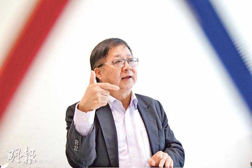 現任安老事務委員會主席陳章明將於4月11日接任平機會主席,他昨表示任內會推動各條歧視條例,如年齡歧視條例及性傾向歧視條例,但不會以立法為目標及不把立法放在「首位」,又指立法是「最不可取」、只是最低標準,應透過教育來改變社會的認知。(林俊源攝) 現任安老事務委員會主席陳章明將於4月11日接任平機會主席,他昨表示任內會推動各條歧視條例,如年齡歧視條例及性傾向歧視條例,但不會以立法為目標及不把立法放在「首位」,又指立法是「最不可取」、只是最低標準,應透過教育來改變社會的認知。(林俊源攝)