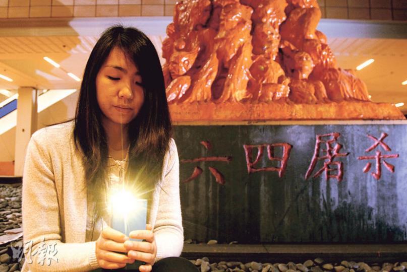 香港大學學生會今年或與其他大學合辦六四晚會,會長孫曉嵐(圖)稱,學生會今年將繼續自行洗刷校內紀念六四死難者的《國殤之柱》(圖後方) ,不會與支聯會一同進行。她相信六四事件在數年後對年輕人的啟蒙意義或下降,屆時或已沒有舉辦六四晚會的需要。(林俊源攝) 香港大學學生會今年或與其他大學合辦六四晚會,會長孫曉嵐(圖)稱,學生會今年將繼續自行洗刷校內紀念六四死難者的《國殤之柱》(圖後方) ,不會與支聯會一同進行。她相信六四事件在數年後對年輕人的啟蒙意義或下降,屆時或已沒有舉辦六四晚會的需要。(林俊源攝)