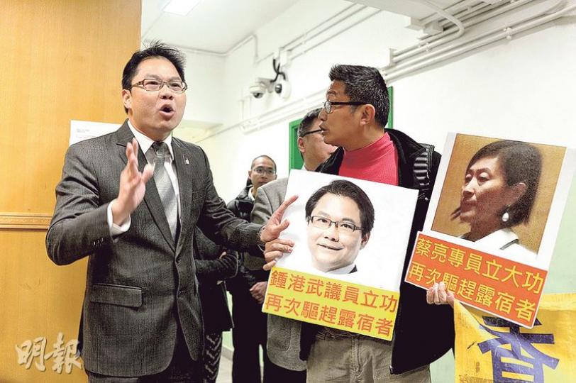 社協幹事吳衛東（右）噚日與部分區議員、露宿者約見油尖旺民政事務專員蔡亮討論區內露宿者問題，但喺場外同油尖旺區議員鍾港武（左）「疊聲」對罵。（鍾林枝攝）