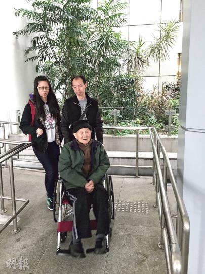 育有6名子女的九旬翁陳玉培(坐輪椅者),昨由三子銳權(後右)陪同到高院作供,向其餘5名子女討回所轉讓的物業業權。(黃建邦攝) 育有6名子女的九旬翁陳玉培(坐輪椅者),昨由三子銳權(後右)陪同到高院作供,向其餘5名子女討回所轉讓的物業業權。(黃建邦攝)