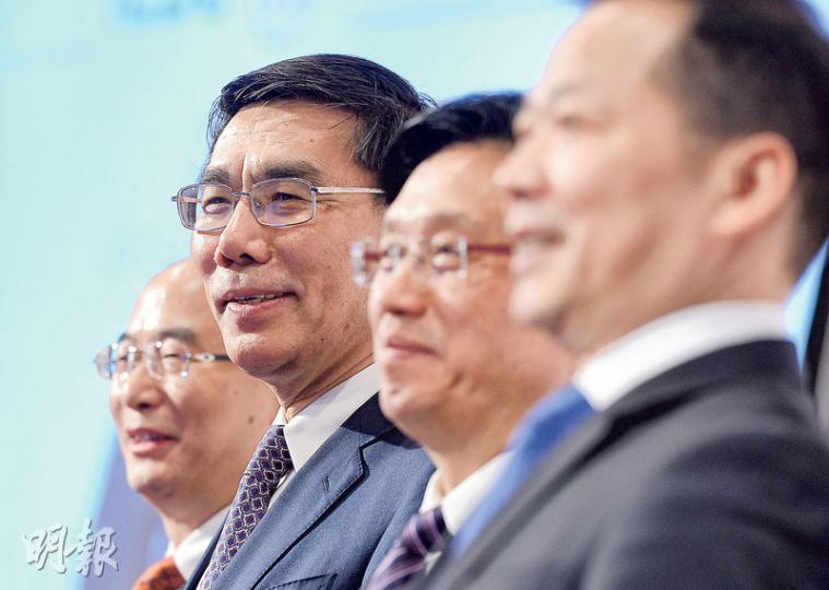 工行董事長姜建清(左二)在昨日記者會表示,「債轉股」必須雙贏,即既要「市場化亦要法制化」,並認為首付貸非常危險,美國次貸危機屬前車之鑑。(劉焌陶攝) 工行董事長姜建清(左二)在昨日記者會表示,「債轉股」必須雙贏,即既要「市場化亦要法制化」,並認為首付貸非常危險,美國次貸危機屬前車之鑑。(劉焌陶攝)