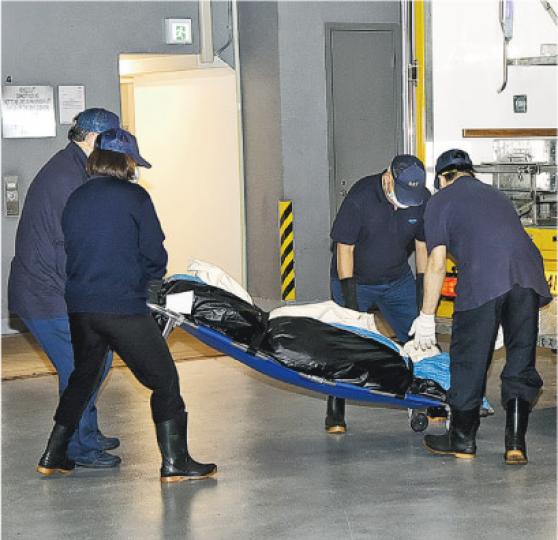 昨凌晨5時許,消防用工具切開「水泥棺」抬出死者屍體,由仵工舁送殮房等候驗屍確定死因。(蔡方山攝)28歲失蹤男子張萬里疑因追債遭殺害藏屍,昨午其家人由警方陪同到殮房認屍,其間有親友傷心激動痛哭,需由其他親友攙扶離去。(李大煒攝)今凌晨近1時,一名涉案疑犯被黑布蒙頭押返荃灣警署扣查。(蔡方山攝) 昨凌晨5時許,消防用工具切開「水泥棺」抬出死者屍體,由仵工舁送殮房等候驗屍確定死因。(蔡方山攝)28歲失蹤男子張萬里疑因追債遭殺害藏屍,昨午其家人由警方陪同到殮房認屍,其間有親友傷心激動痛哭,需由其他親友攙扶離去。(李大煒攝)今凌晨近1時,一名涉案疑犯被黑布蒙頭押返荃灣警署扣查。(蔡方山攝)