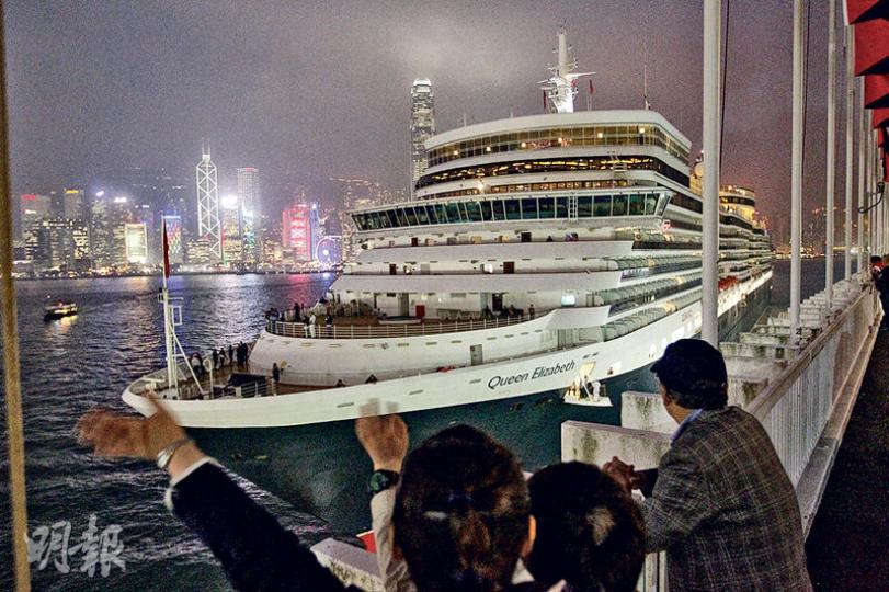 昨日清晨從台灣基隆抵港的豪華郵輪「伊利沙伯皇后號」爆發諾如病毒感染,3月初起相繼有150人受感染,該船昨晚近8時駛離尖沙嘴海運碼頭,前往下站越南。(郭慶輝攝) 昨日清晨從台灣基隆抵港的豪華郵輪「伊利沙伯皇后號」爆發諾如病毒感染,3月初起相繼有150人受感染,該船昨晚近8時駛離尖沙嘴海運碼頭,前往下站越南。(郭慶輝攝)