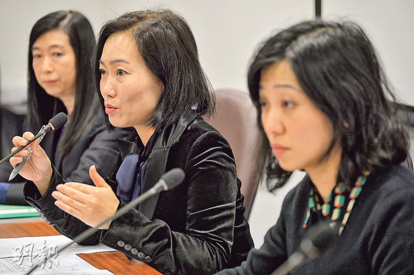 衛生署宣布母嬰健康院設注射疫苗「限額制」,每月只提供120個名額給非本地兒童。圖左起為衛生署署理首席醫生(家庭健康服務)梁愛珊、助理署長(家庭及長者健康服務)李敏碧及助理署長(藥物)吳婉宜。(蘇智鑫攝) 衛生署宣布母嬰健康院設注射疫苗「限額制」,每月只提供120個名額給非本地兒童。圖左起為衛生署署理首席醫生(家庭健康服務)梁愛珊、助理署長(家庭及長者健康服務)李敏碧及助理署長(藥物)吳婉宜。(蘇智鑫攝)