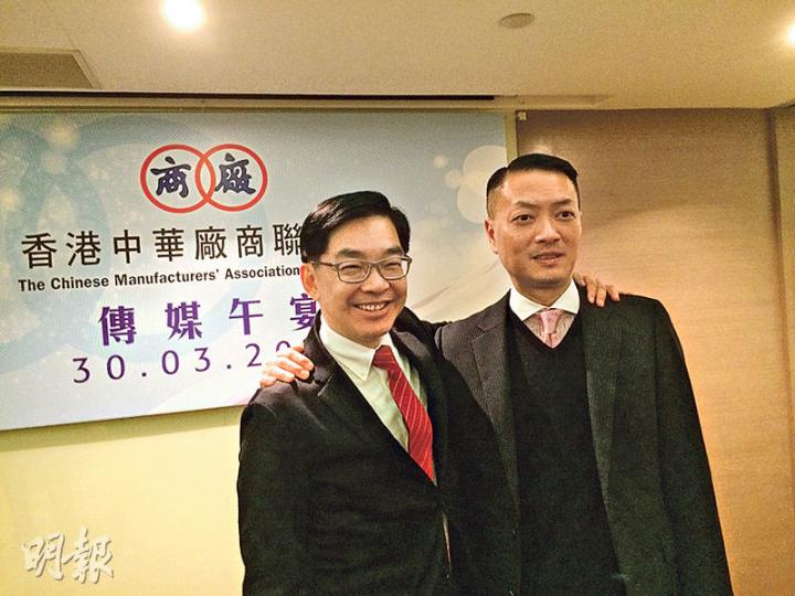 廠商會會長李秀恒(左)及副會長吳永嘉(右),同被視為9月參選工業界立法會議員嘅熱門人選,兩人噚日出席商會傳媒午宴,就搭膊頭畀記者影相以示友好。(黃振豪攝) 廠商會會長李秀恒(左)及副會長吳永嘉(右),同被視為9月參選工業界立法會議員嘅熱門人選,兩人噚日出席商會傳媒午宴,就搭膊頭畀記者影相以示友好。(黃振豪攝)
