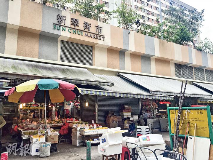 大圍新翠商場於2012年進行資產提升工程,新翠街市亦有翻新。部分街市商戶上月接獲領展通知,只能續約至5月30日,檔主擔心領展欲把街市外判給承包商管理。(劉嘉裕攝) 大圍新翠商場於2012年進行資產提升工程,新翠街市亦有翻新。部分街市商戶上月接獲領展通知,只能續約至5月30日,檔主擔心領展欲把街市外判給承包商管理。(劉嘉裕攝)