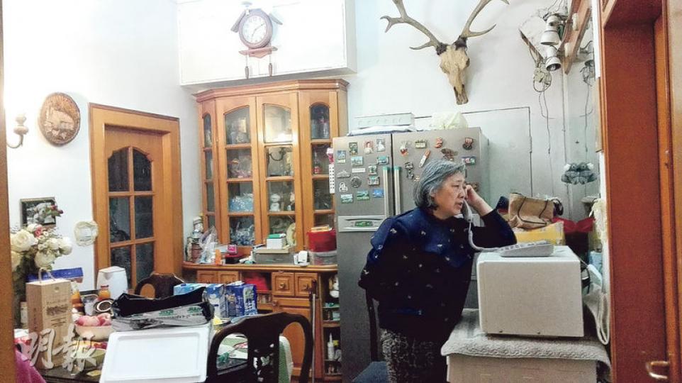 高瑜(右)自1970年代起一直住在現址,苦於無處放書而在自家院內擴建平房。(明報記者攝) 高瑜(右)自1970年代起一直住在現址,苦於無處放書而在自家院內擴建平房。(明報記者攝)