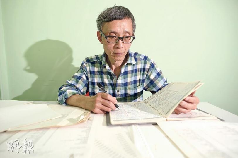 訪問當日,根叔不忘新聞部資料室主任本色,整理好多年來新聞分類索引文件,甚至為記者準備亞視歷史的資料。任憑紙張發黃,根叔向記者解釋時記憶猶新。(馮凱鍵攝) 訪問當日,根叔不忘新聞部資料室主任本色,整理好多年來新聞分類索引文件,甚至為記者準備亞視歷史的資料。任憑紙張發黃,根叔向記者解釋時記憶猶新。(馮凱鍵攝)