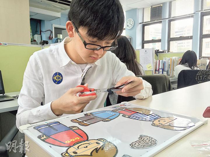 患自閉症的蔣傑丰今年24歲,現為「賽馬會喜伴同行計劃」助理,有耐性且記性好,社工陸潔玲說他「很幫得手」,圖為他替自閉症童製作教具。(黃津琪攝) 患自閉症的蔣傑丰今年24歲,現為「賽馬會喜伴同行計劃」助理,有耐性且記性好,社工陸潔玲說他「很幫得手」,圖為他替自閉症童製作教具。(黃津琪攝)